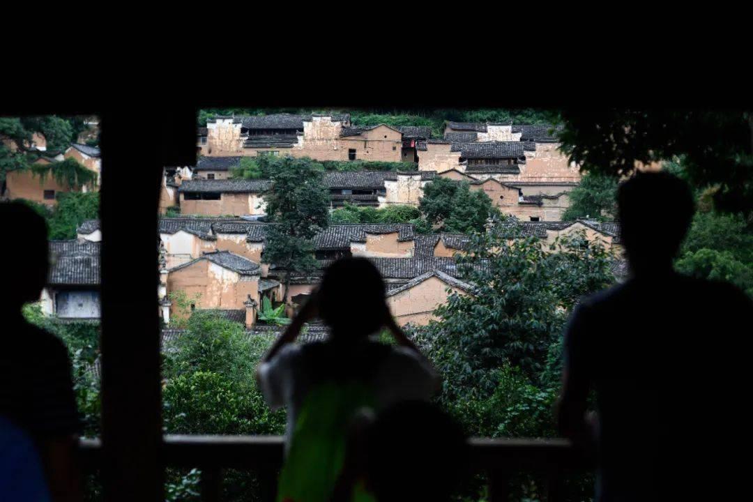 解疑答惑,抖音上线怎能不让某人看到你上线了我每次一打开抖音领导就发现我上线啦,怎能就让他一个人看不到我上线?为您解答